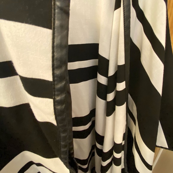 Cape - Picture 3 of 3